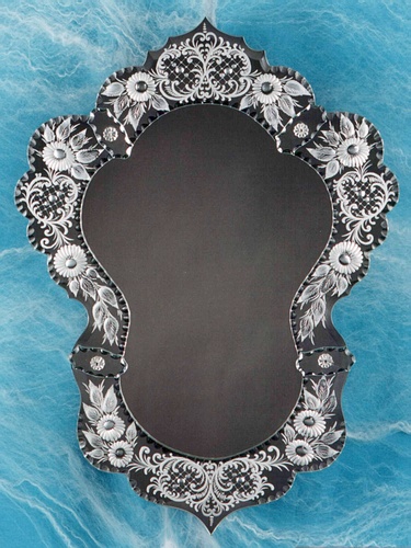 Click here to see inverted image. Realistic mirror appearance.